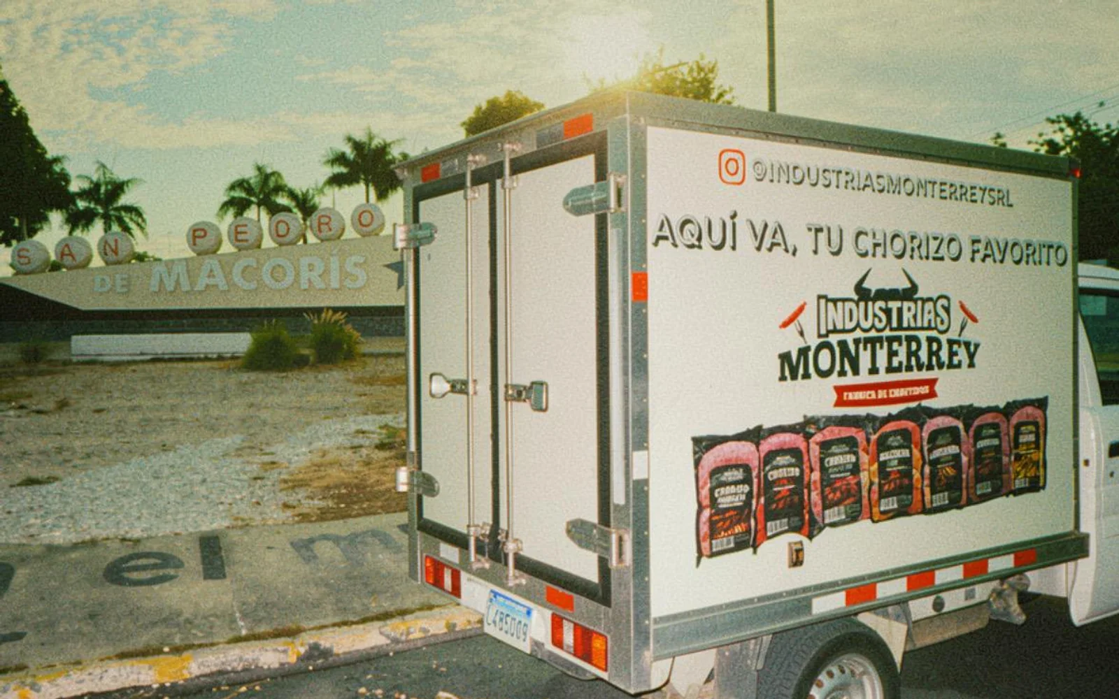 Camión refrigerado de Industrias Monterrey transportando productos