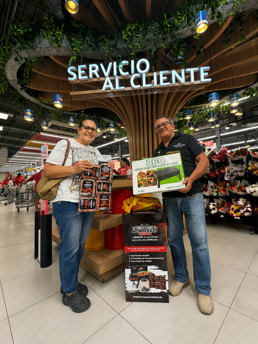 Clientes ganadores de la parrilla portátil en la promoción de Industrias Monterrey en Supermix